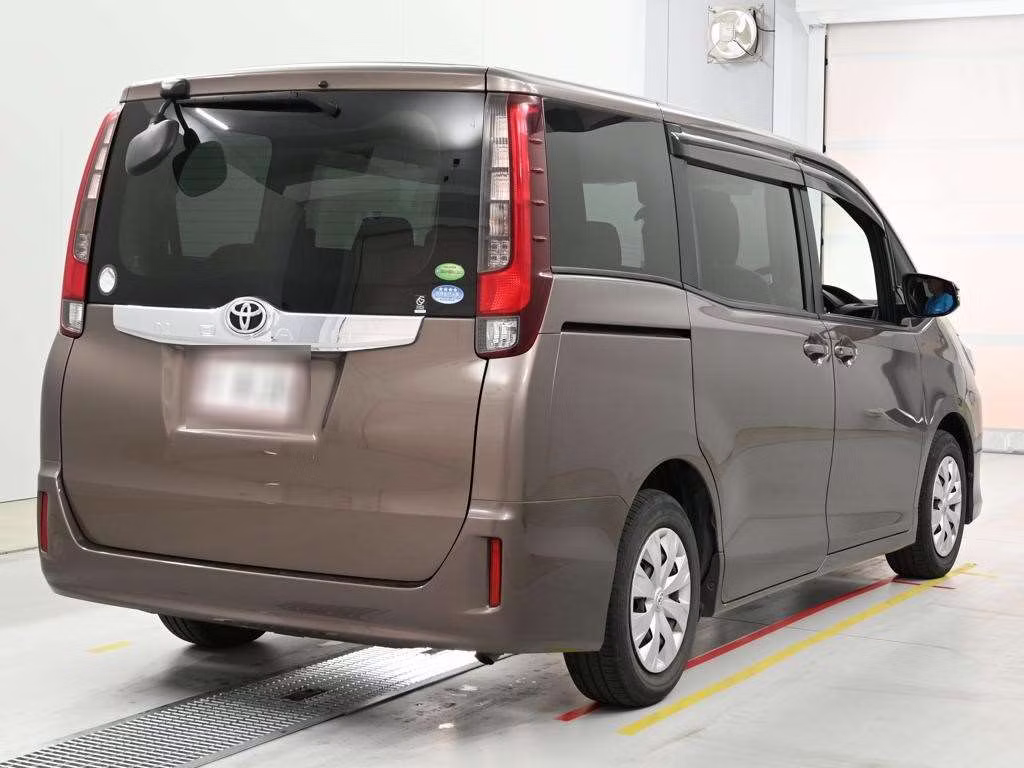 TOYOTA NOAH