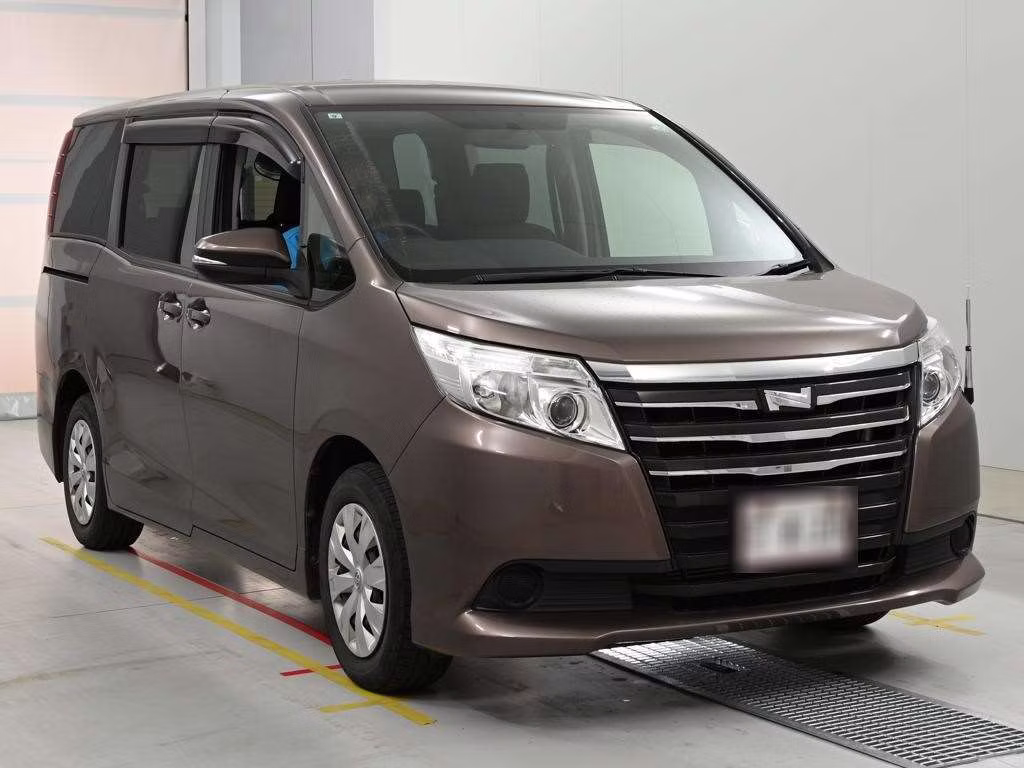 TOYOTA NOAH