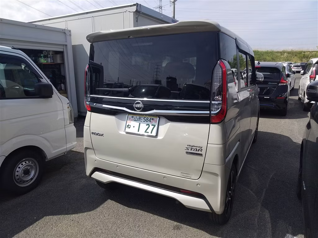 NISSAN ROOX