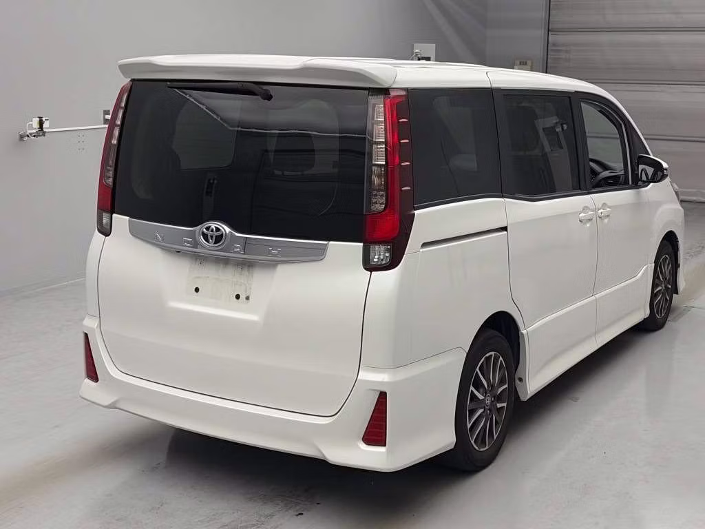 TOYOTA NOAH