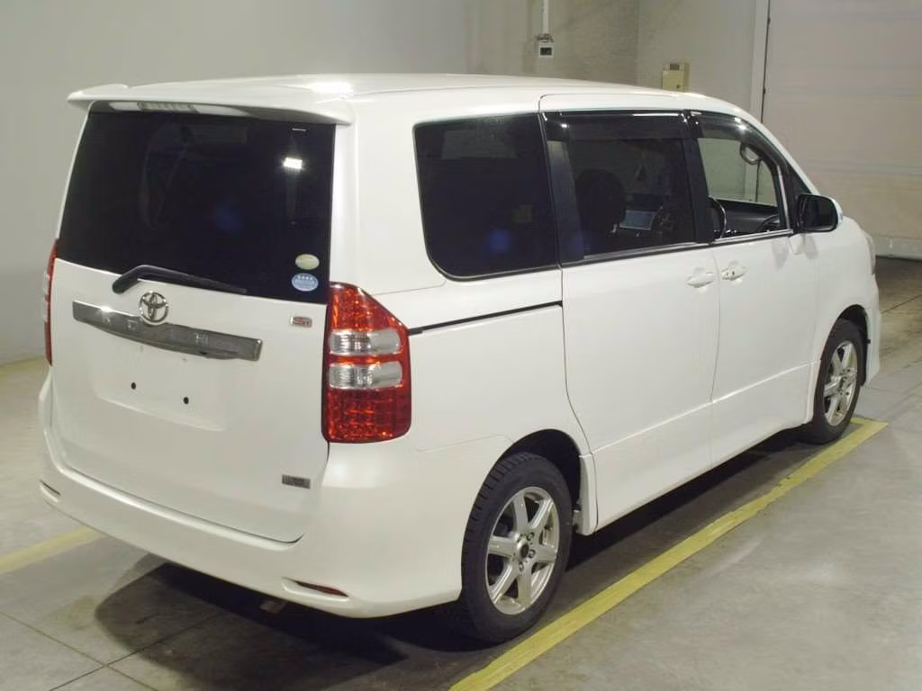 TOYOTA NOAH