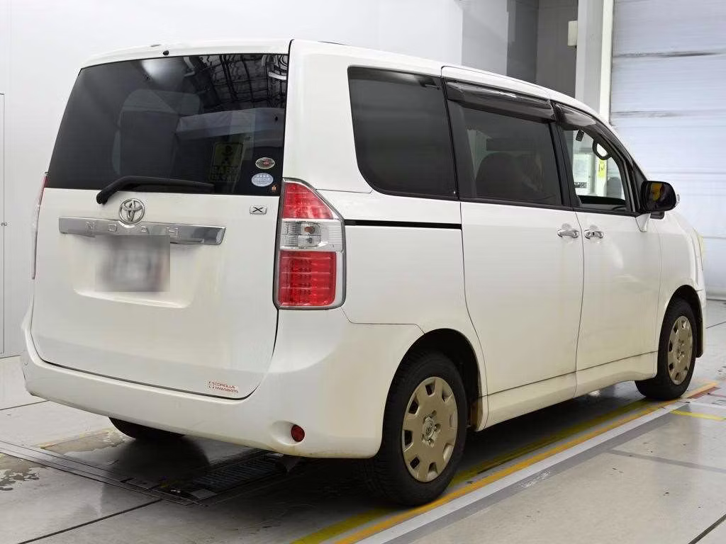 TOYOTA NOAH