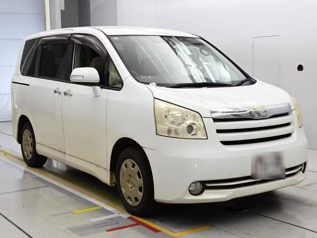 TOYOTA NOAH