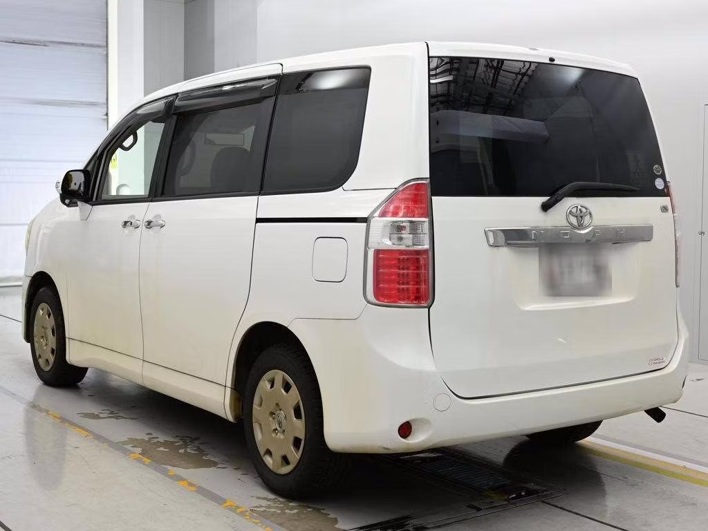 TOYOTA NOAH