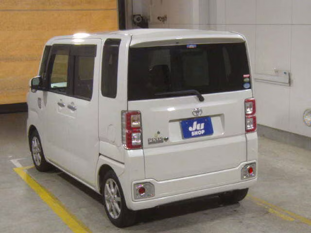 TOYOTA PIXIS MEGA