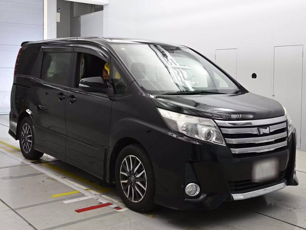 TOYOTA NOAH