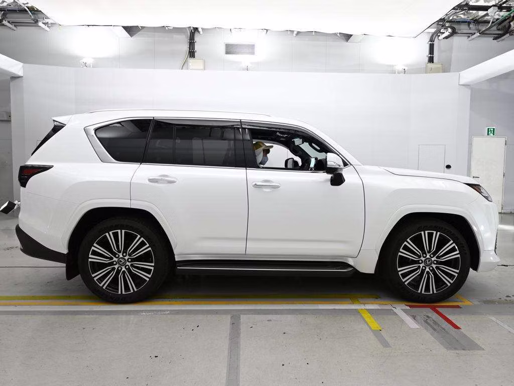 LEXUS LX600