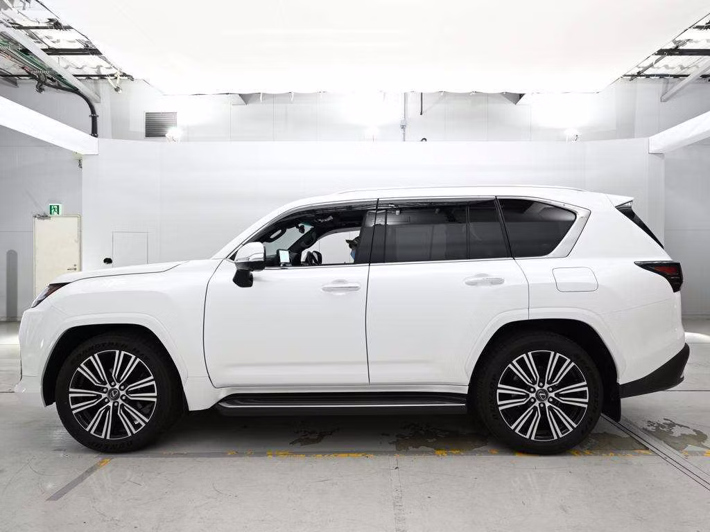 LEXUS LX600