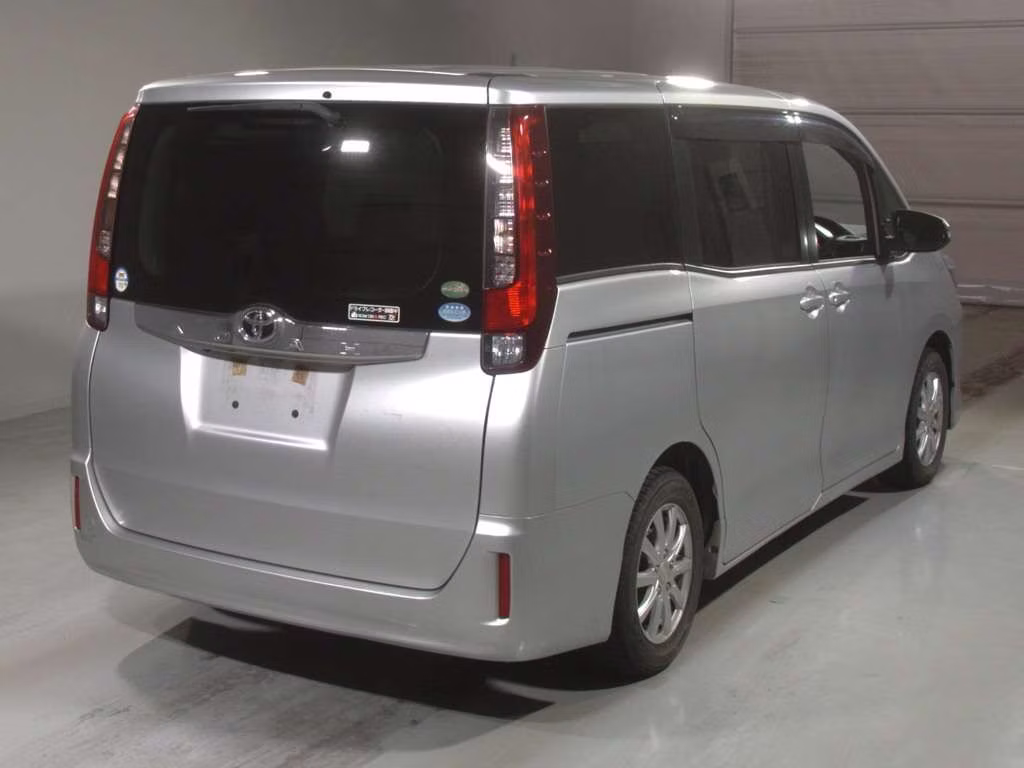 TOYOTA NOAH