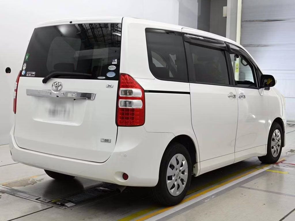 TOYOTA NOAH