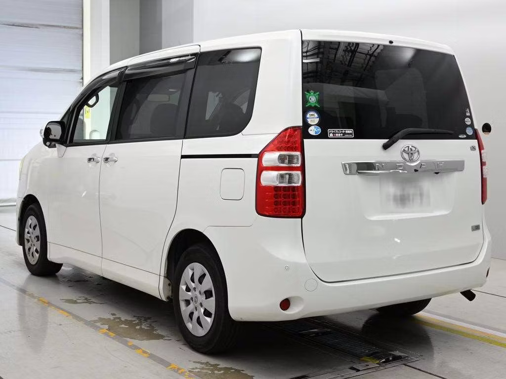 TOYOTA NOAH