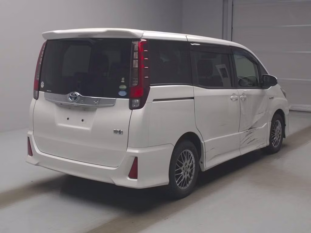 TOYOTA NOAH