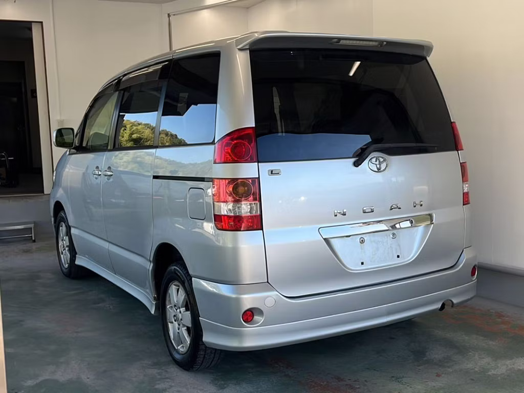 TOYOTA NOAH