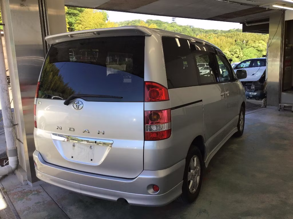 TOYOTA NOAH