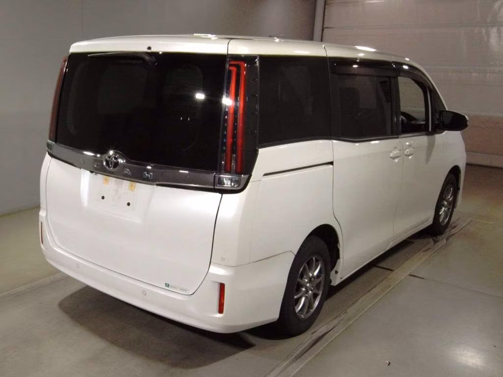 TOYOTA NOAH