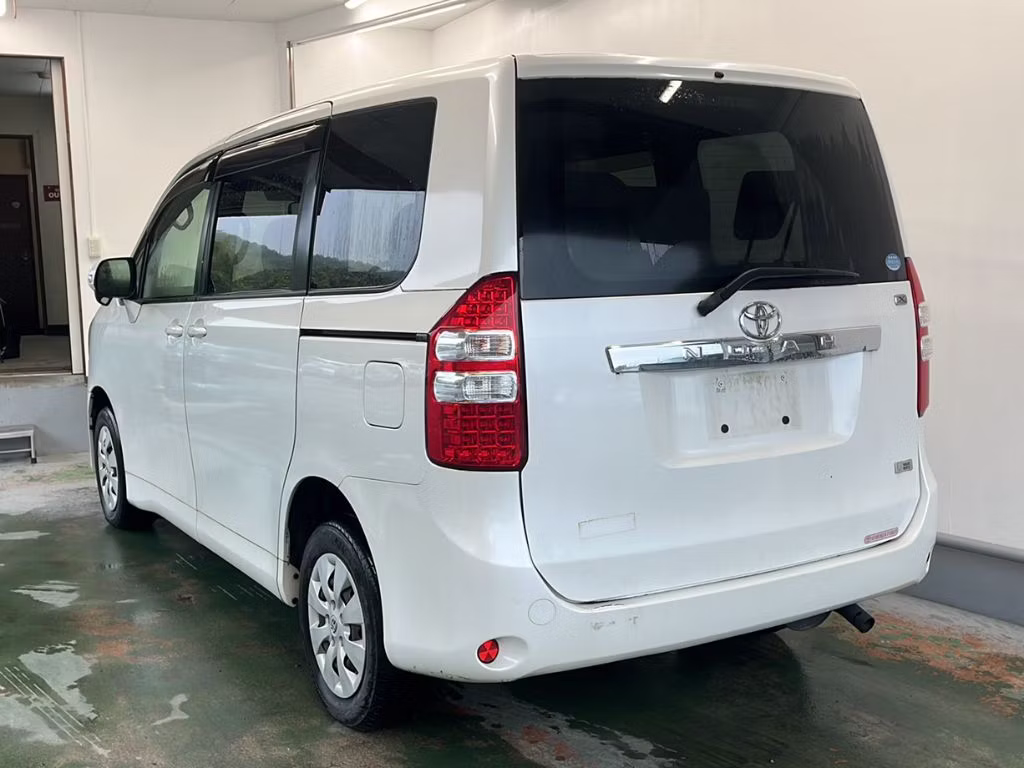TOYOTA NOAH
