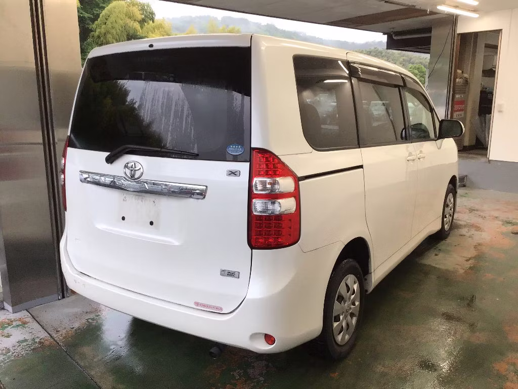 TOYOTA NOAH