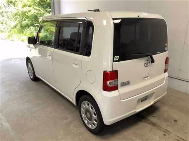 TOYOTA PIXIS SPACE