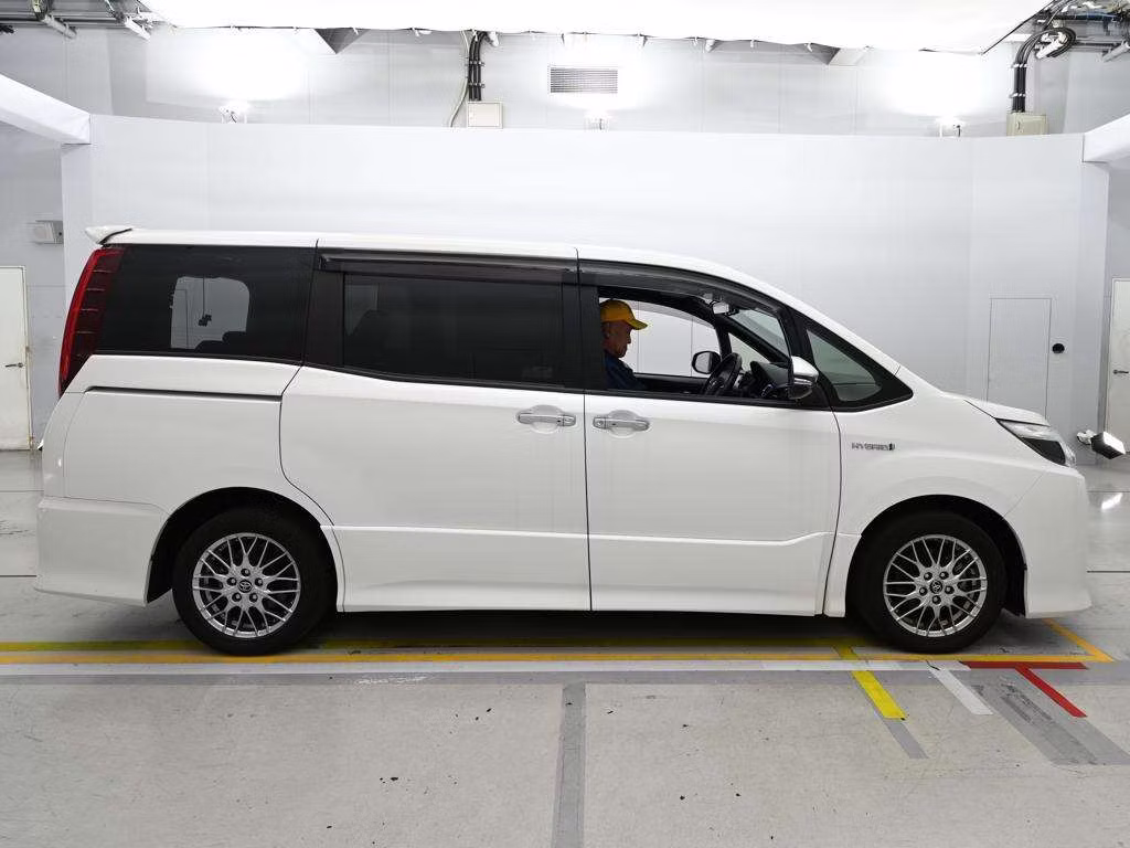 TOYOTA NOAH