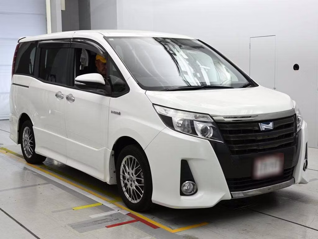 TOYOTA NOAH