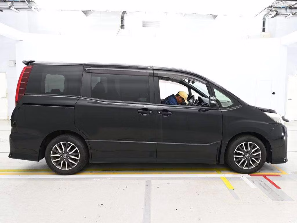 TOYOTA NOAH