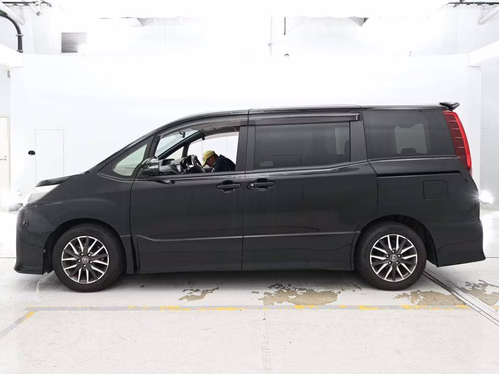 TOYOTA NOAH