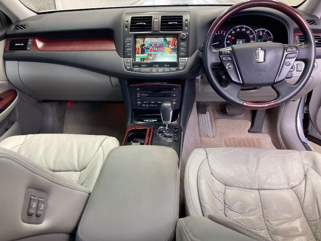 TOYOTA CROWN