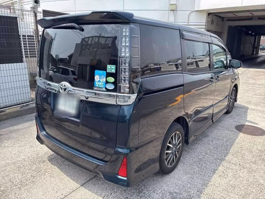 TOYOTA VOXY