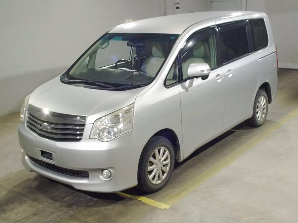 TOYOTA NOAH