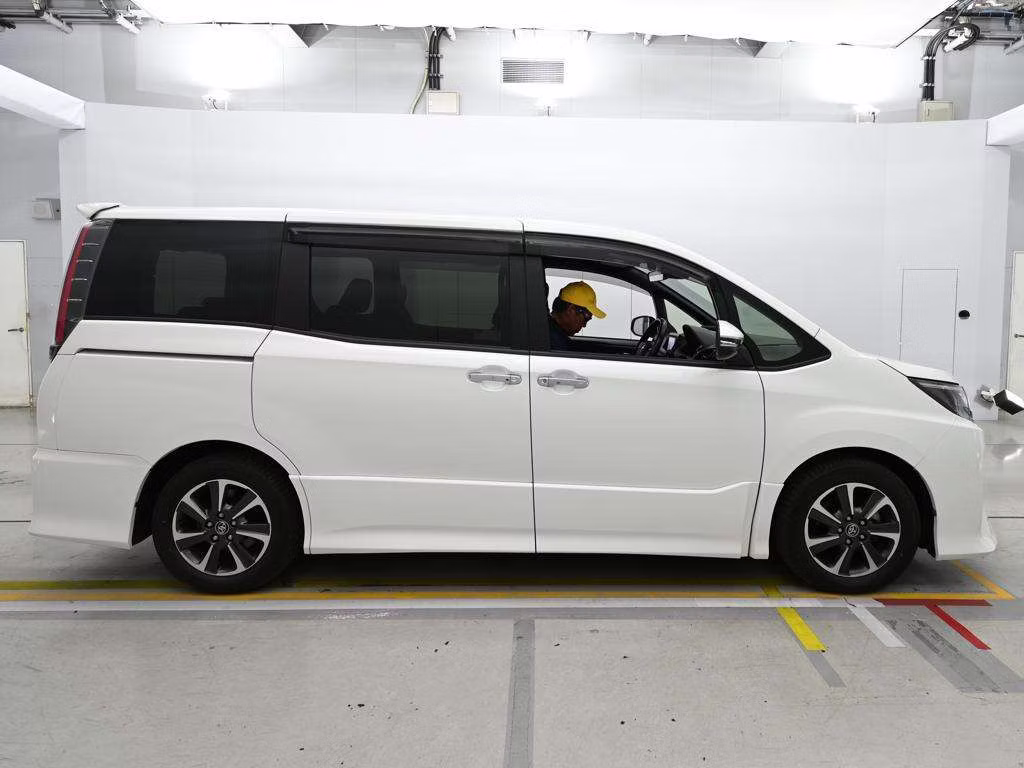TOYOTA NOAH