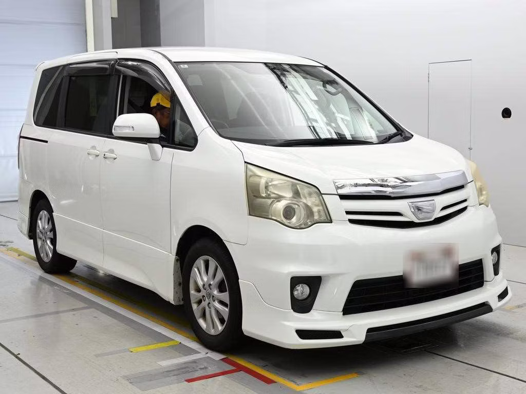 TOYOTA NOAH