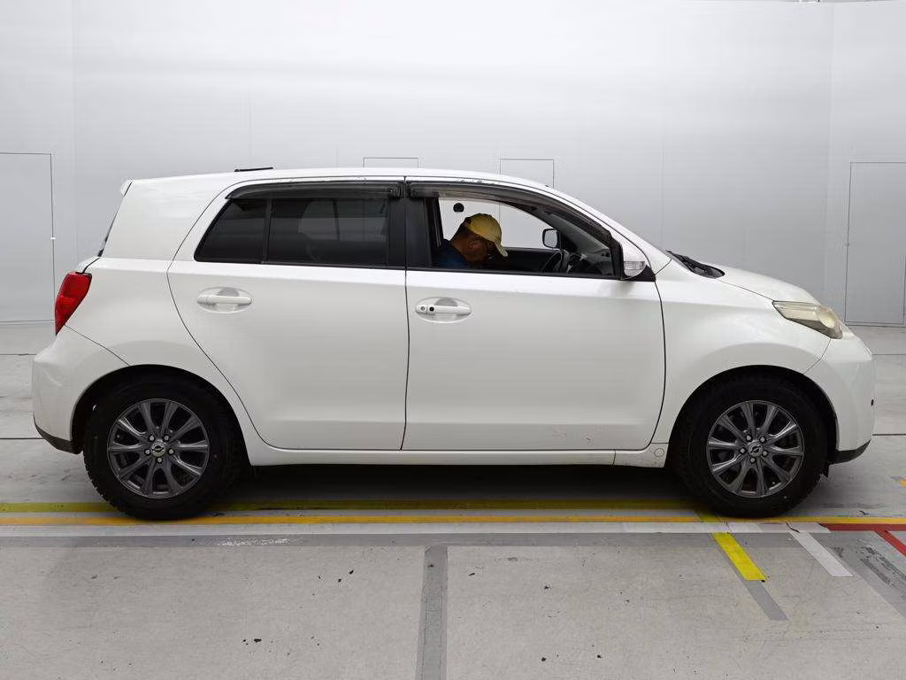 TOYOTA IST