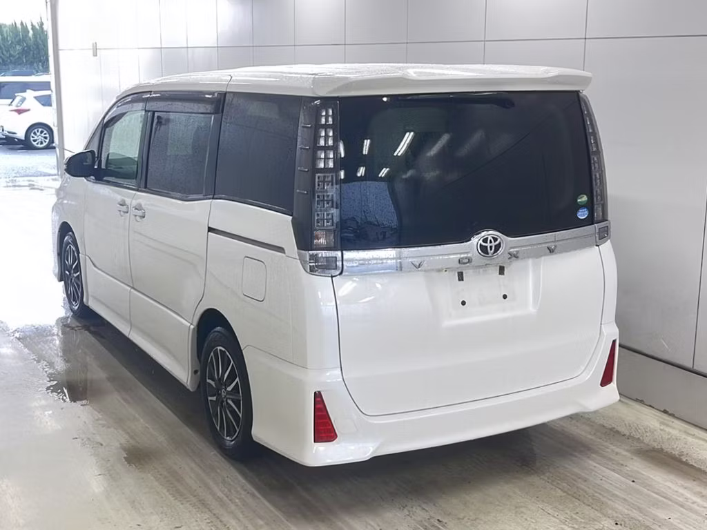 TOYOTA VOXY