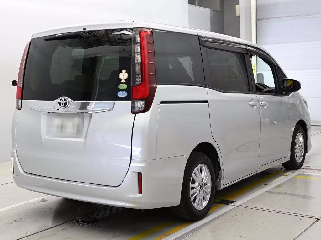TOYOTA NOAH