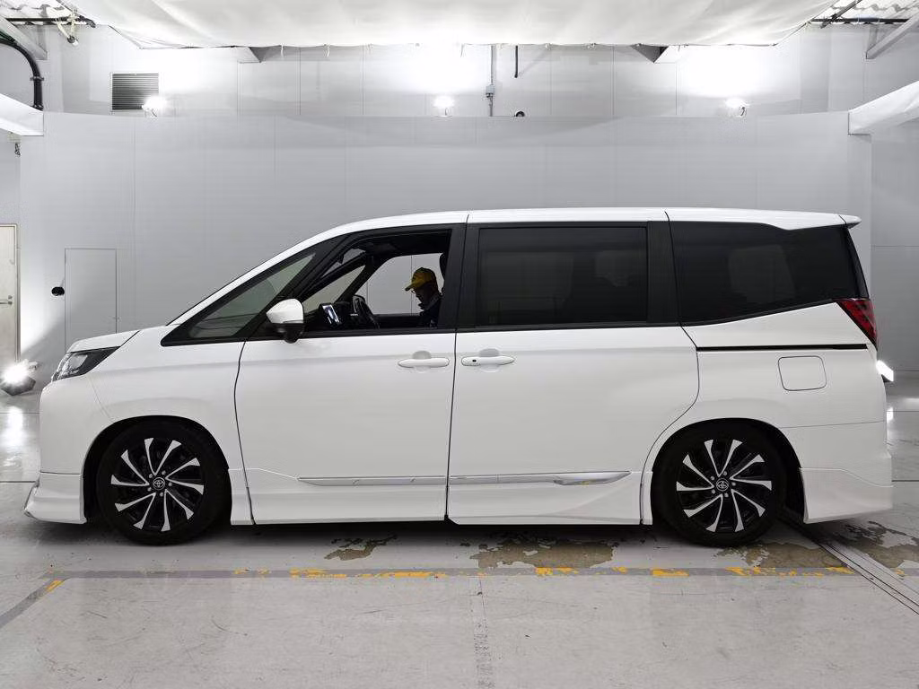 TOYOTA NOAH