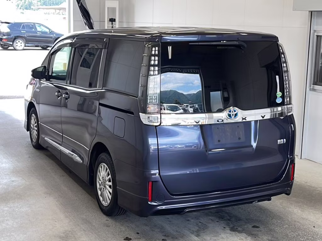 TOYOTA VOXY