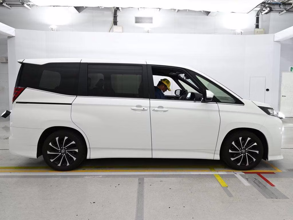 TOYOTA NOAH