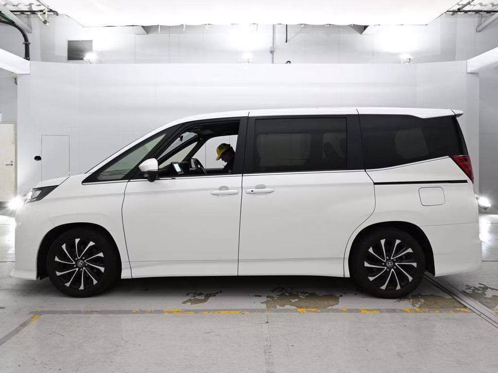 TOYOTA NOAH