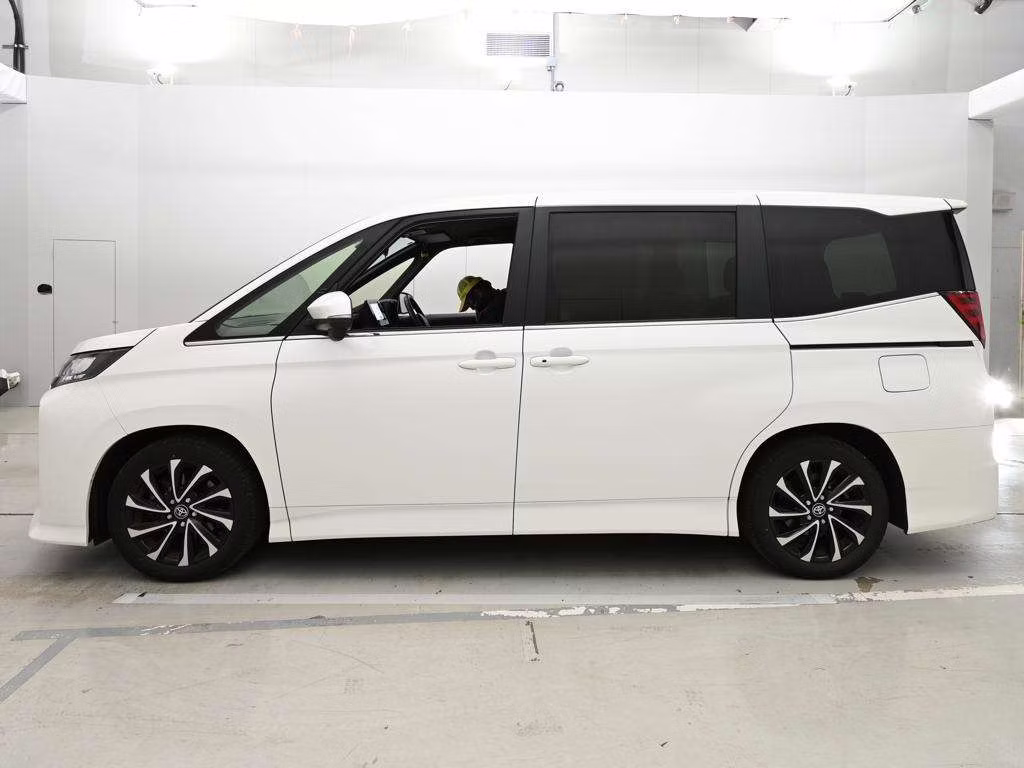 TOYOTA NOAH