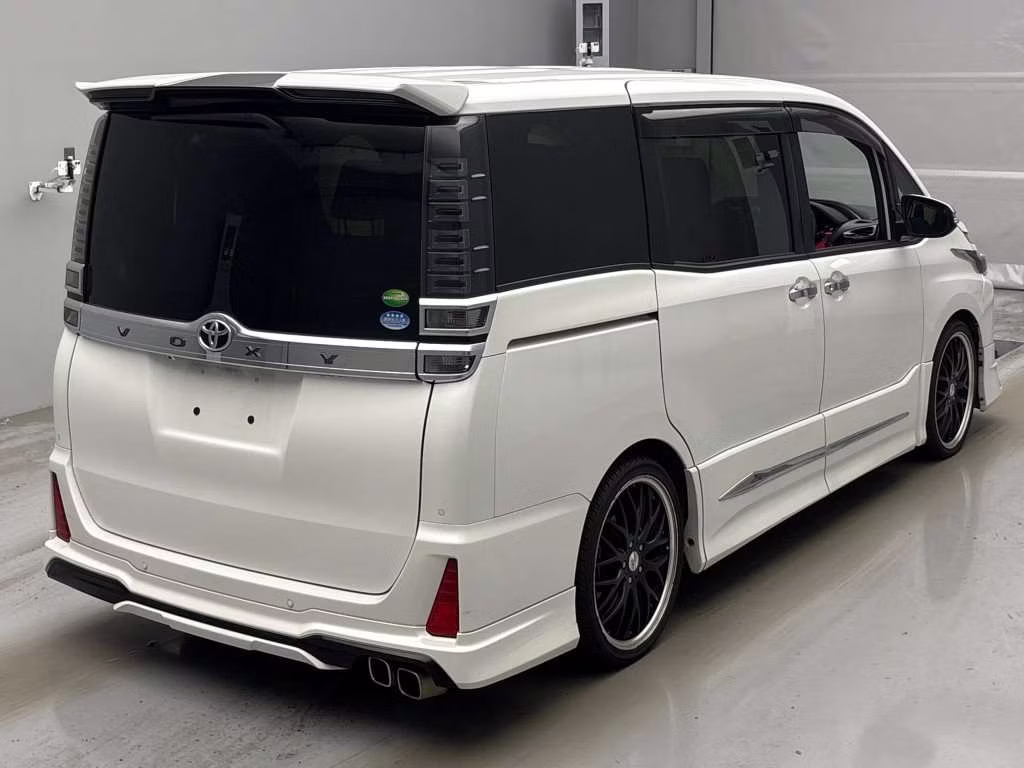 TOYOTA VOXY