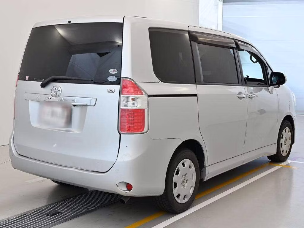 TOYOTA NOAH