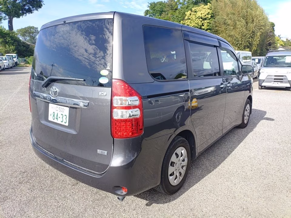 TOYOTA NOAH
