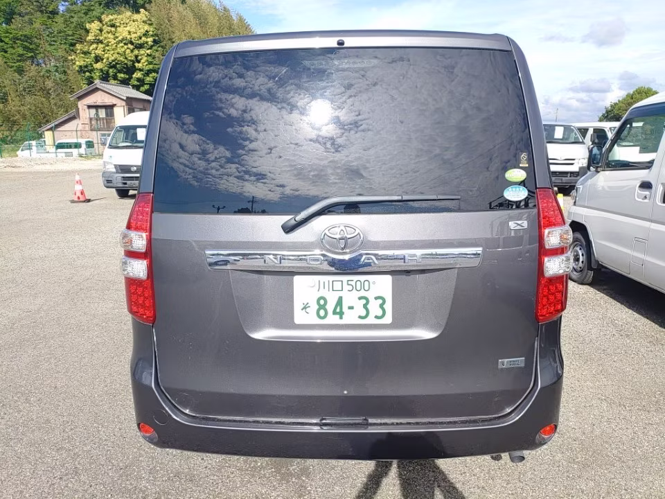 TOYOTA NOAH