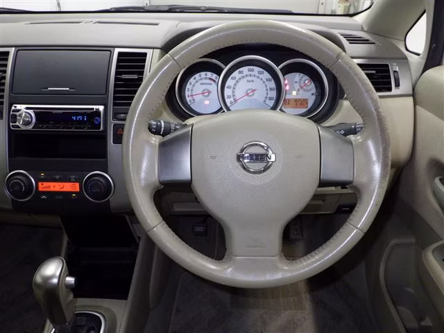 NISSAN TIIDA