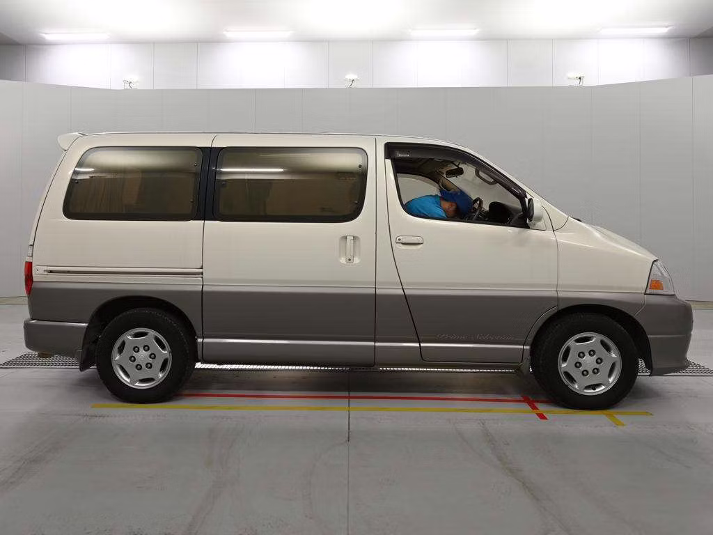 TOYOTA GRAND HIACE
