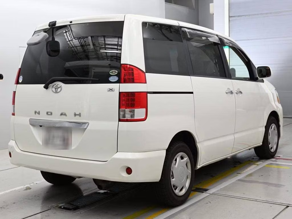TOYOTA NOAH
