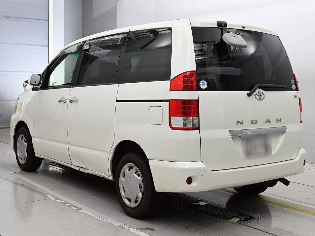TOYOTA NOAH