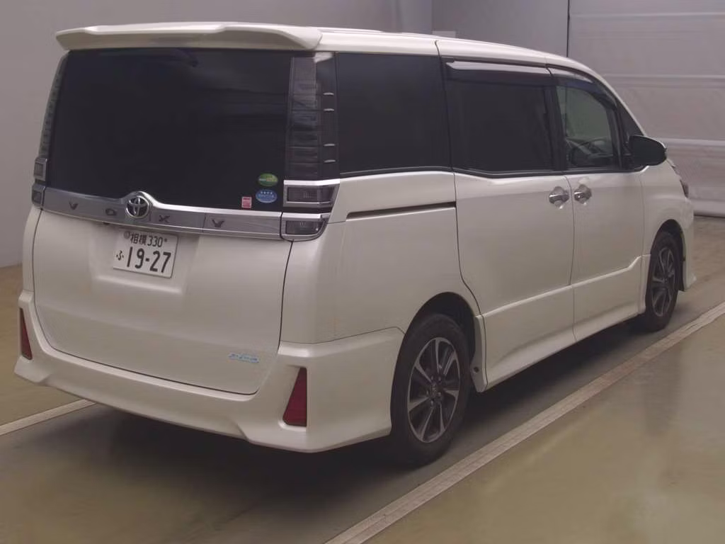 TOYOTA VOXY
