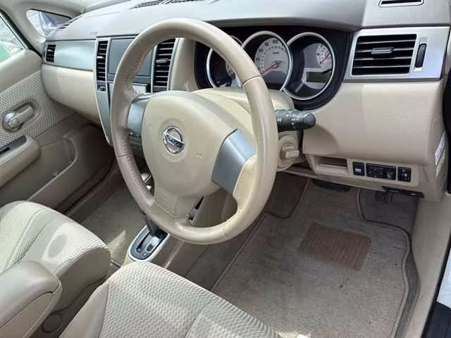 NISSAN TIIDA