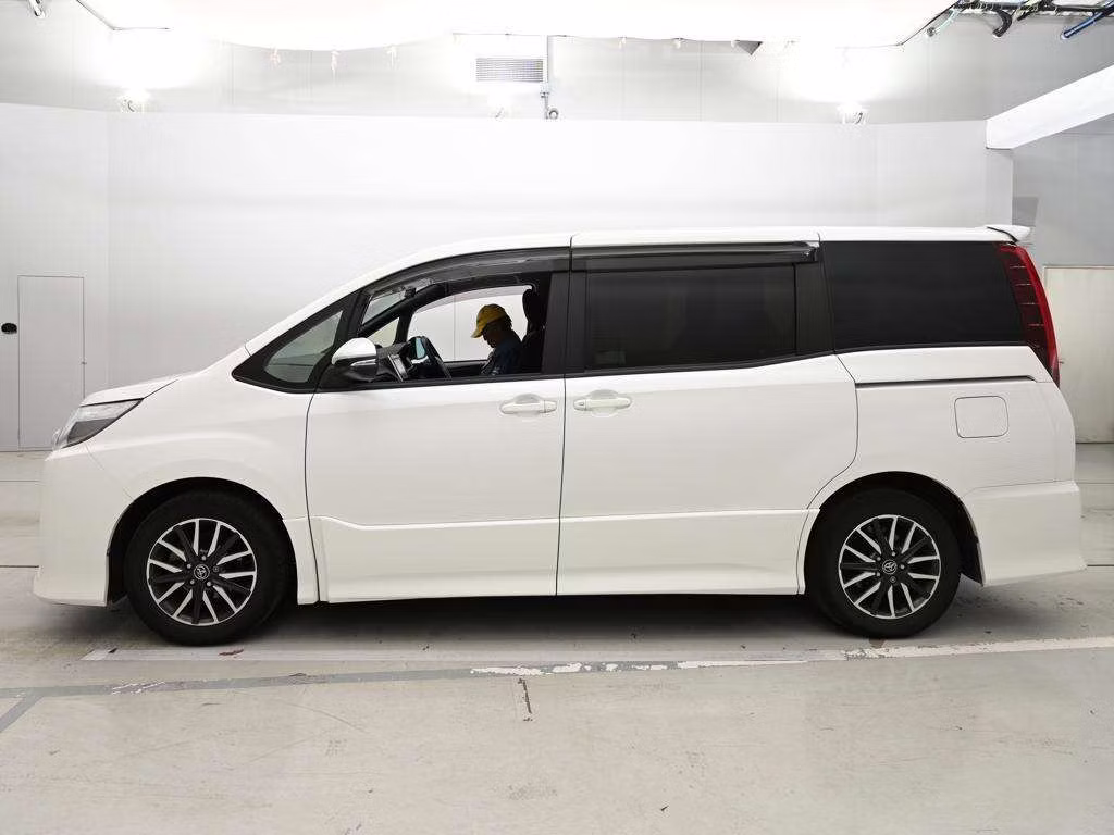 TOYOTA NOAH